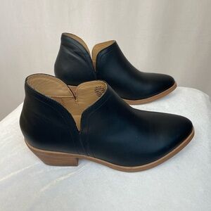 Nisolo black leather Ankle Boots sold at Anthropology size 7.5